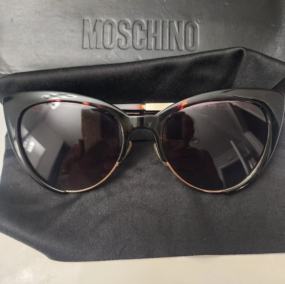 MOSCHINO SUNGLASSES TORTISE COLOR WITH GOLD TRIM AT THE BOTTOM
